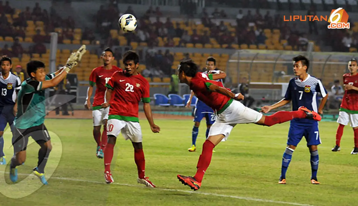 Serangan dari Timnas Indonesia U19 yang datang bertubi-tubi cukup merepotkan barisan pertahanan Laos (Liputan6.com/ Helmi Fithriansyah)