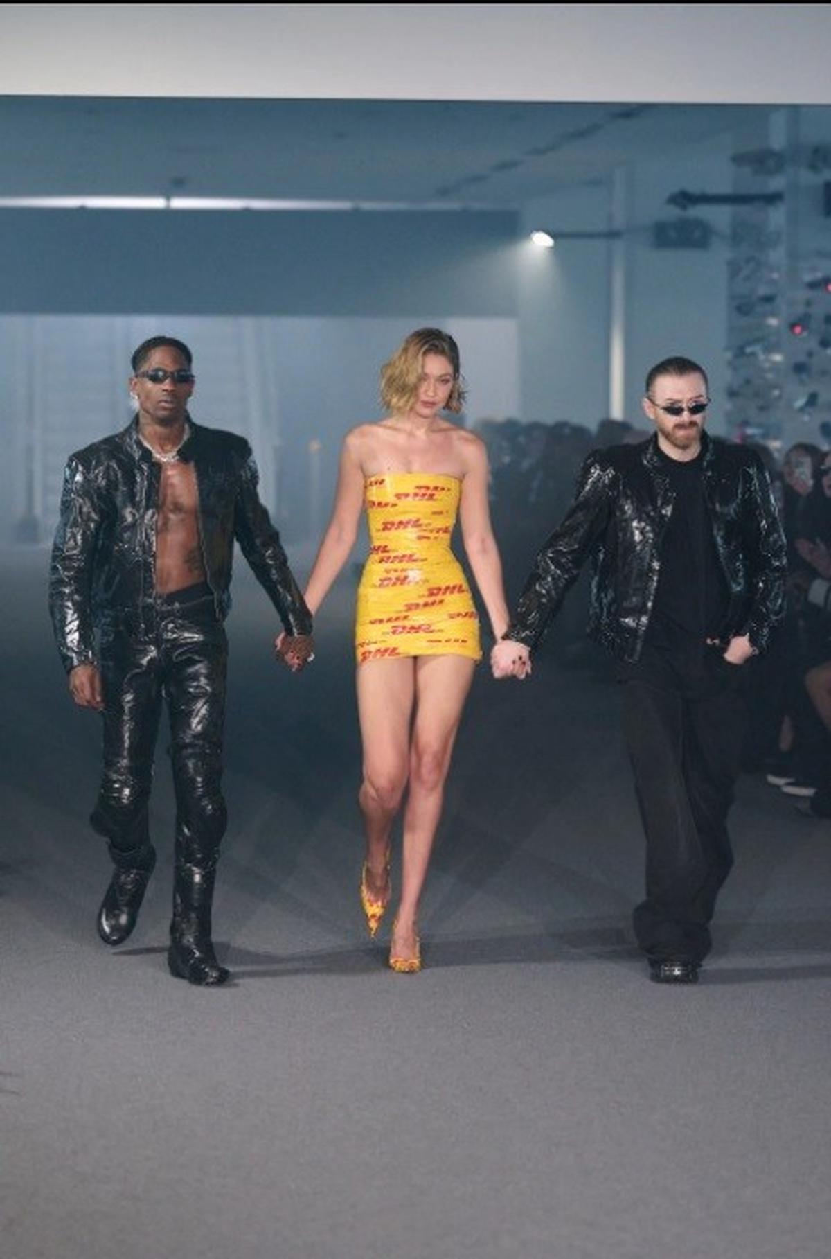 Pada akhir pertunjukan, Gigi Hadid bergandengan tangan dengan direktur kreatif Vetements, Guram Gvasalia, dan Travis, menutup acara dengan gaya yang tak terlupakan.<br><br>