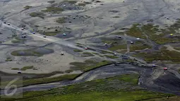 Puluhan kendaraan melintasi lautan pasir di kawasan Gunung Bromo, Taman Nasional Bromo Tengger Semeru, Jawa Timur, Kamis (21/7). Meski berstatus waspada, intensitas kunjungan ke Gunung Bromo justru meningkat. (Liputan6.com/Helmi Fithriansyah) 