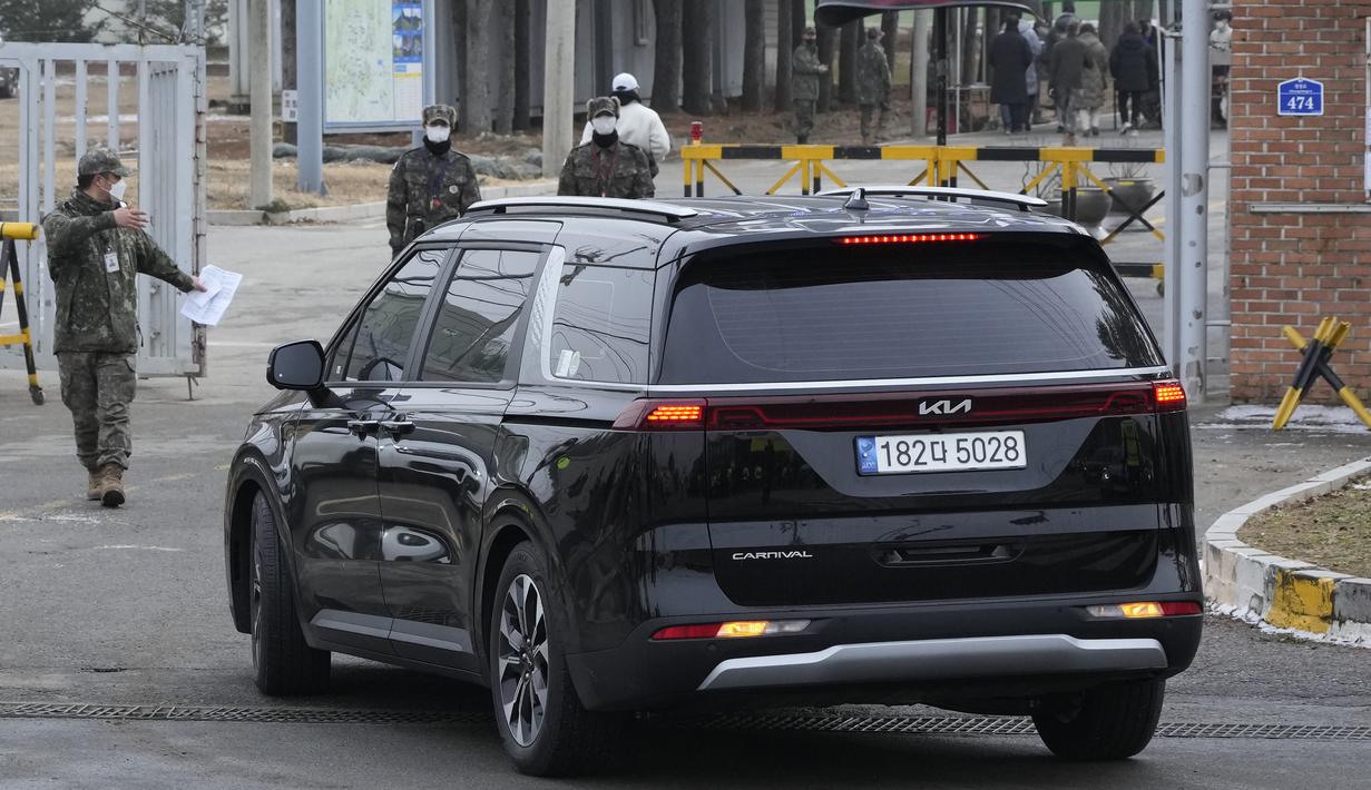 Sebuah kendaraan yang diyakini membawa personel boy group BTS, Jin, tiba di pusat pelatihan militer di Yeoncheon, Korea Selatan, Selasa (13/12/2022). Seluruh personel BTS akan menjalani wamil dalam waktu yang berbeda-beda. (AP Photo/Ahn Young-joon)