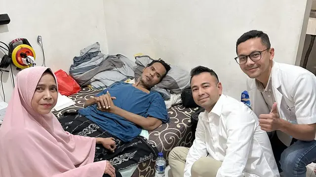 Momen Raffi Ahmad Jenguk Fahmi Bo yang Sedang Terbaring Sakit di Rumah/Instagram @raffinagita1717