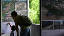 Pengunjung melihat karya pameran foto jurnalistik Prahara Pulau Emas di Museum Tsunami Aceh, Banda Aceh, Aceh, Sabtu, 8 Agustus 2026. (AFP/ Chaideer Mahyuddin)