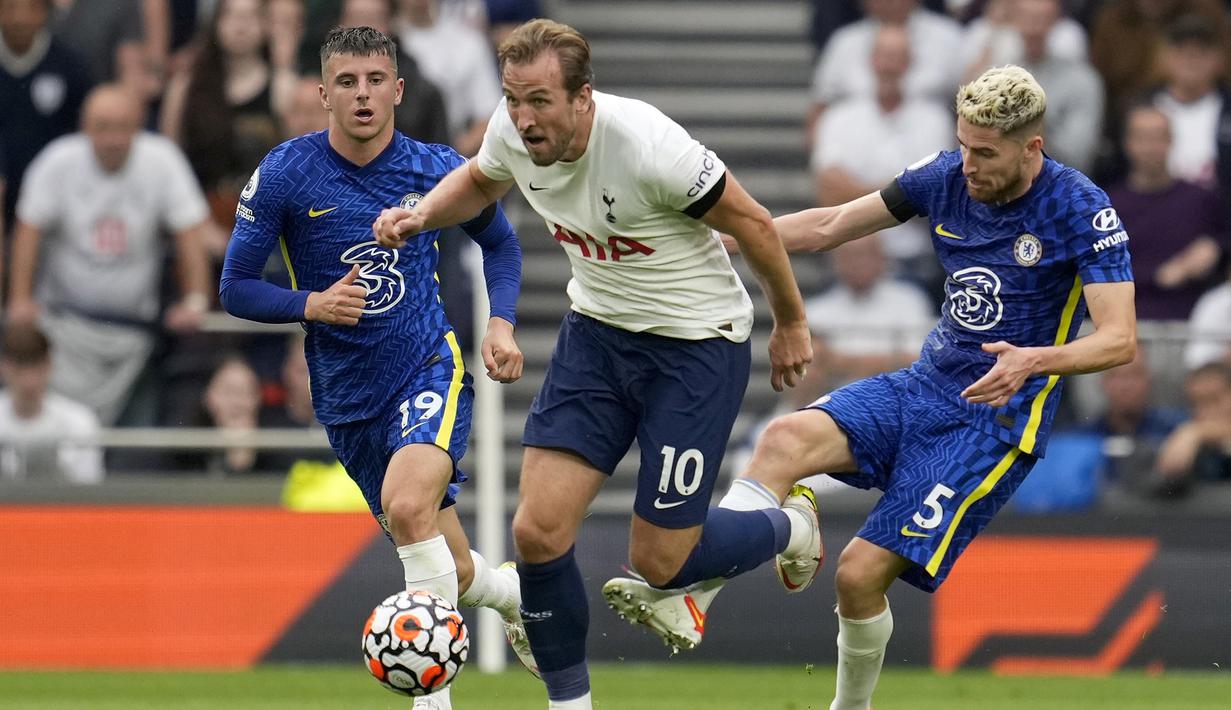 Tertinggal dua gol, Tottenham nyaris memperkecil kedudukan melalui Harry Kane. Sayang, tembakannya masih dapat dihalau Kepa Arrizabalaga. (AP/Matt Dunham)