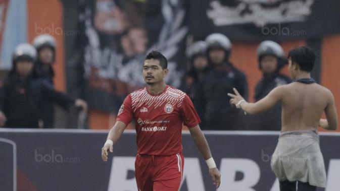 Striker Persija, Bambang Pamungkas, berjalan usai dipeluk The Jakmania saat melawan Mitra Kukar pada laga perempat final Piala Presiden di Stadion Manahan, Solo, Minggu, (4/2/2018). Persija menang 3-1 atas Mitra Kukar. (Bola.com/M Iqbal Ichsan)