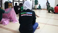 Suporter Persebaya dan Persela Lamongan menjalankan salat tarawih bersama di masjid komplek Stadion Gelora Bung Tomo, Surabaya, Sabtu (11/5/2019). (Bola.com/Aditya Wany)