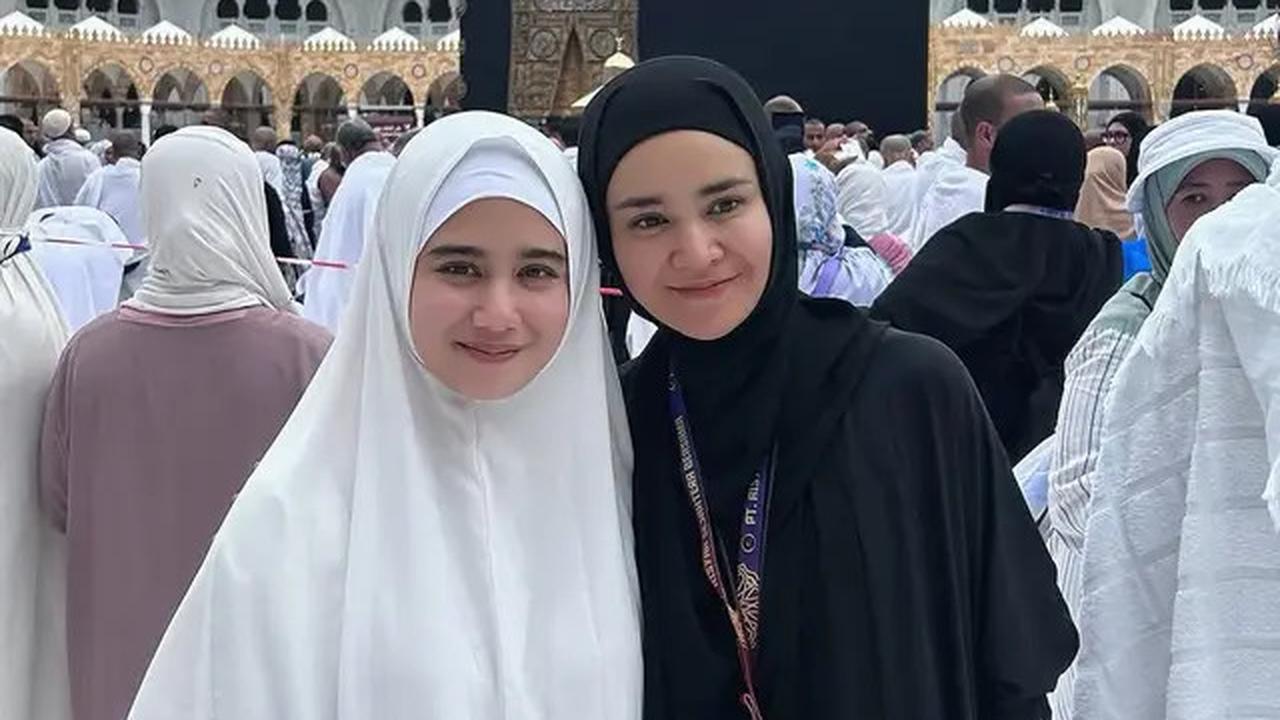 7 Potret Tissa Biani Umroh Bareng Pemain Film 'Assalamualaikum Baitullah'