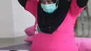 Seorang peserta kelas senam kehamilan mengikuti gerakan yang diberikan oleh instruktur di Rumah Sakit Ibu dan Anak Tambak, Jakarta, Sabtu (10/04/2021). Senam untuk ibu hamil mulai dilaksanakan secara offline setelah para petugas medis menerima vaksinasi Covid-19. (Liputan6.com/Herman Zakharia)