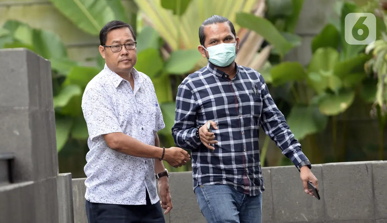 Mantan Ketua DPRD Kabupaten Bengkalis Abdul Kadir (kiri) tiba di Gedung KPK, Jakarta, Rabu (18/3/2020). Abdul Kadir diperiksa sebagai saksi untuk tersangka Bupati nonaktif Bengkalis Amril Mukminin terkait dugaan menerima suap proyek pembangunan Jalan Duri-Sei Pakning. (merdeka.com/Dwi Narwoko)
