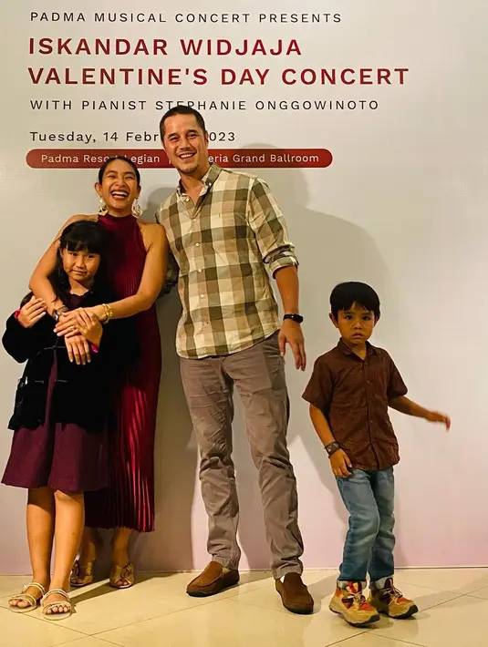 Happy Salma dan keluarga tampil senada dengan nuansa merah maroon. Mereka merayakan Valentine dengan nonton konser. [@happysalma]