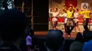 Sejumlah penari membawakan tarian Bali pada acara Asia Fest 2023 di Arena Nasional, Bucharest, Rumania, Minggu (24/9/2023). (Liputan6.com/Herman Zakharia)