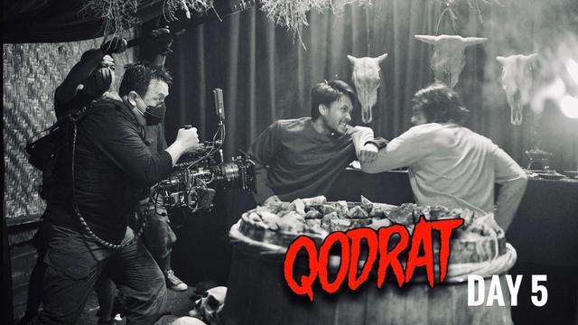 6 Potret Vino G Bastian di Balik Layar Saat Main Film Horor Qodrat