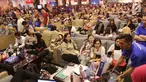 Calon pembeli menuggu panggilan saat grand launching kota baru bernama Meikarta di Cikarang, Jawa Barat (17/8). Meikarta merupakan sebuah kota mandiri dengan beragam fasilitas. (Liputan6.com/Fery Pradolo)