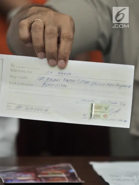 Kabid Humas Polda Metro Jaya Kombes Pol Argo Yuwono menunjukkan barang bukti saat rilis kasus penipuan di Jakarta, Senin (28/1).Polisi berhasil mengamankan barang bukti kwitansi, satu unit telepon selular, dua buah kartu ATM. (Merdeka.com/Iqbal S Nugroho)