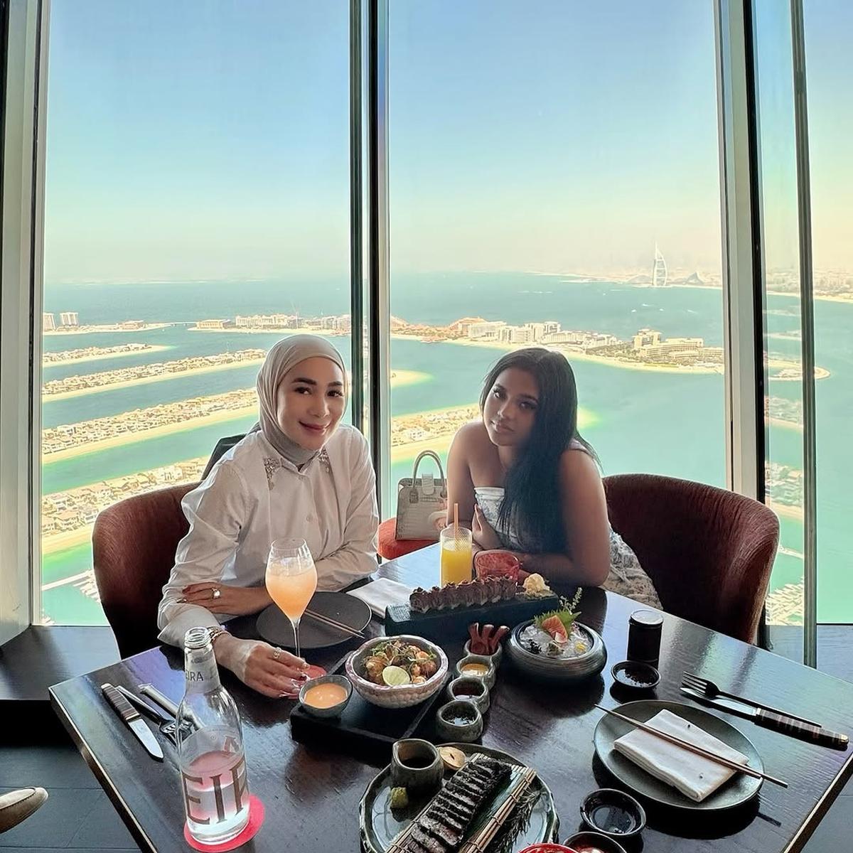 6 Potret Erin Taulany Nikmati Liburan di Dubai, Naik Jet Car - Makan di Ketinggian