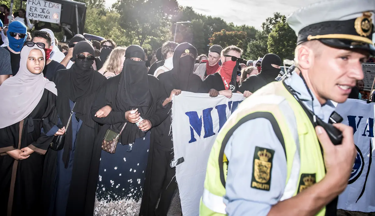 Demonstran melakukan protes larangan penggunaan cadar di Kopenhagen, Denmark, Rabu (1/8). Dengan undang-undang itu, Denmark mengikuti langkah serupa yang telah diberlakukan beberapa negara Eropa. (Mads Claus Rasmussen / Ritzau Scanpix / AFP)