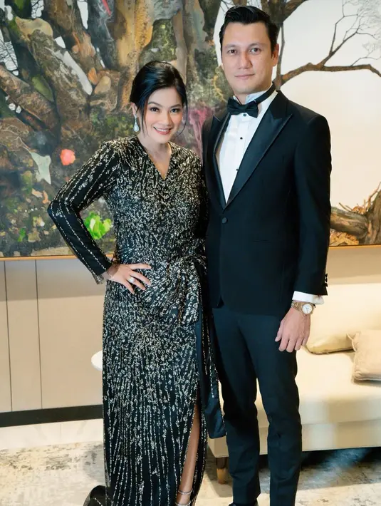 Christian Sugiono sendiri tampil ganteng dengan setelan jas. Jas dan celana panjang, lengkap dengan dasi kupu-kupunya membuat Christian Sugiono tampil bak seorang pangeran. Foto: Instagram.