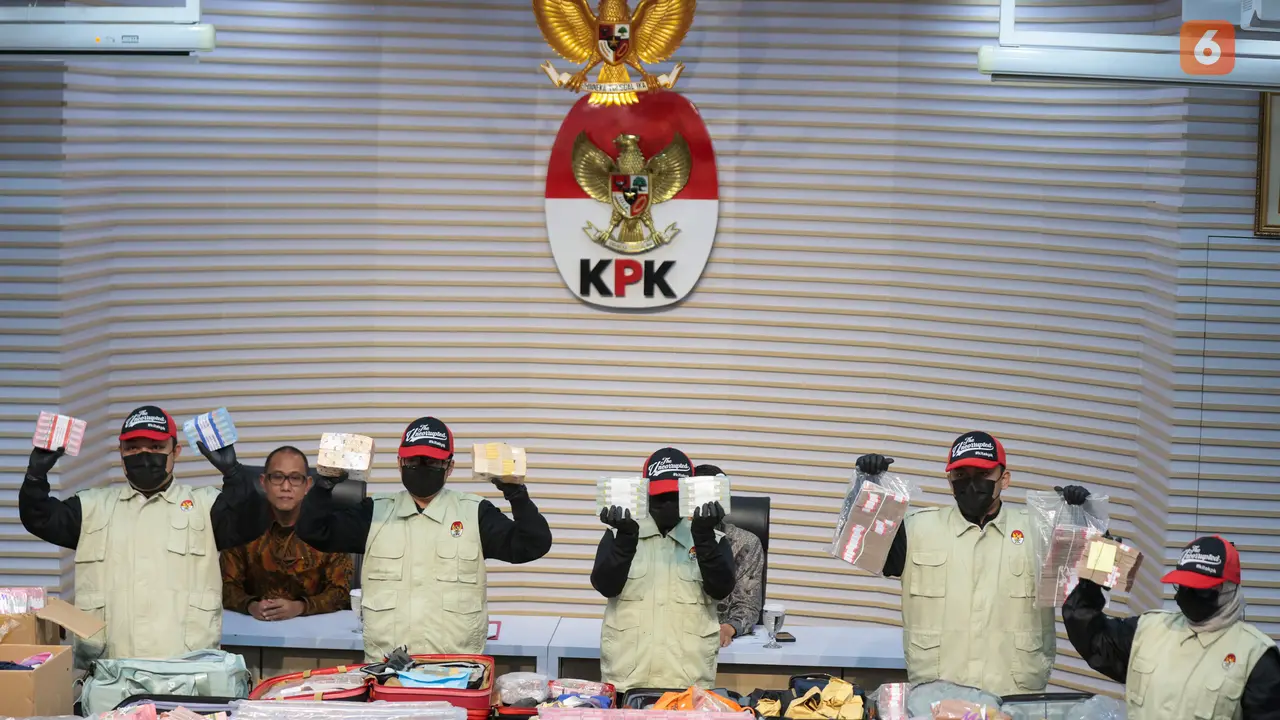 KPK Perlihatkan Uang Sitaan Rp106 Miliar Hasil OTT Kasus Dugaan Suap HGB