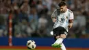 Penyerang Argentina Lionel Messi menendang bola saat melawan Haiti pertandingan persahabatan di stadion Bombonera di Buenos (29/5). (AP / Natacha Pisarenko)