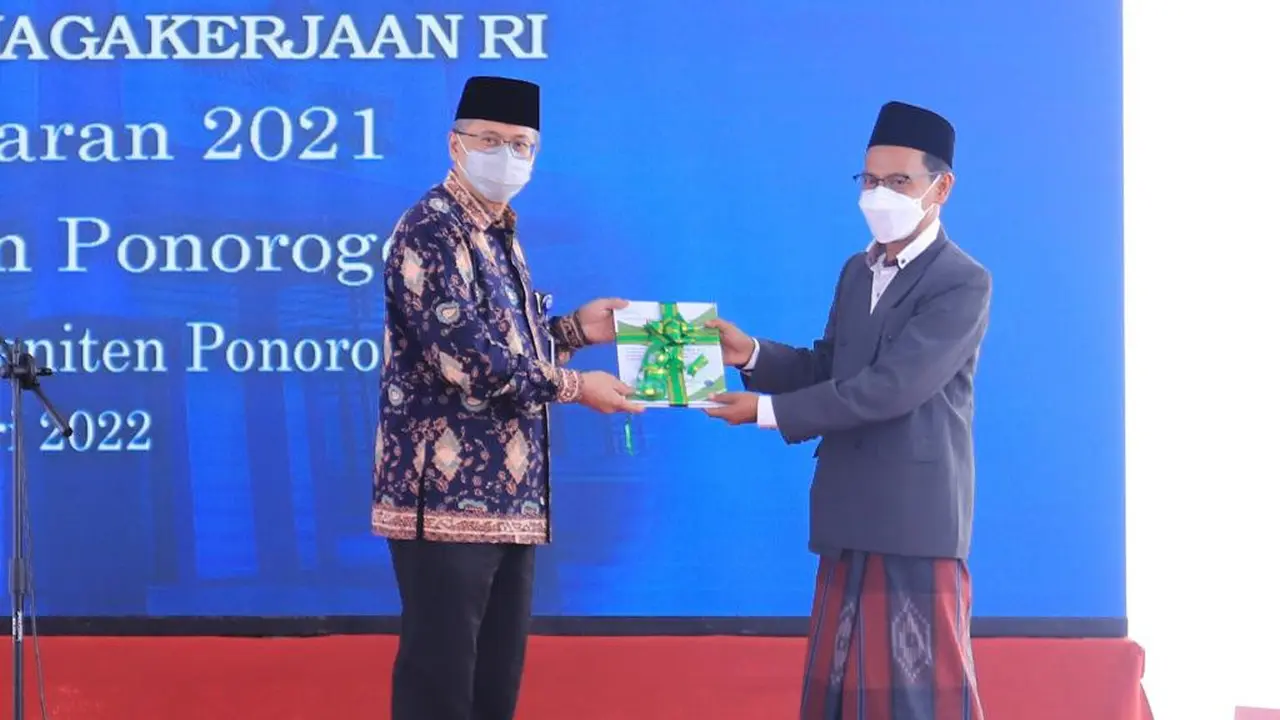 Kemnaker Serahkan Bantuan BLK Komunitas Tahun 2021 kepada 11 Ponpes di Ponorogo