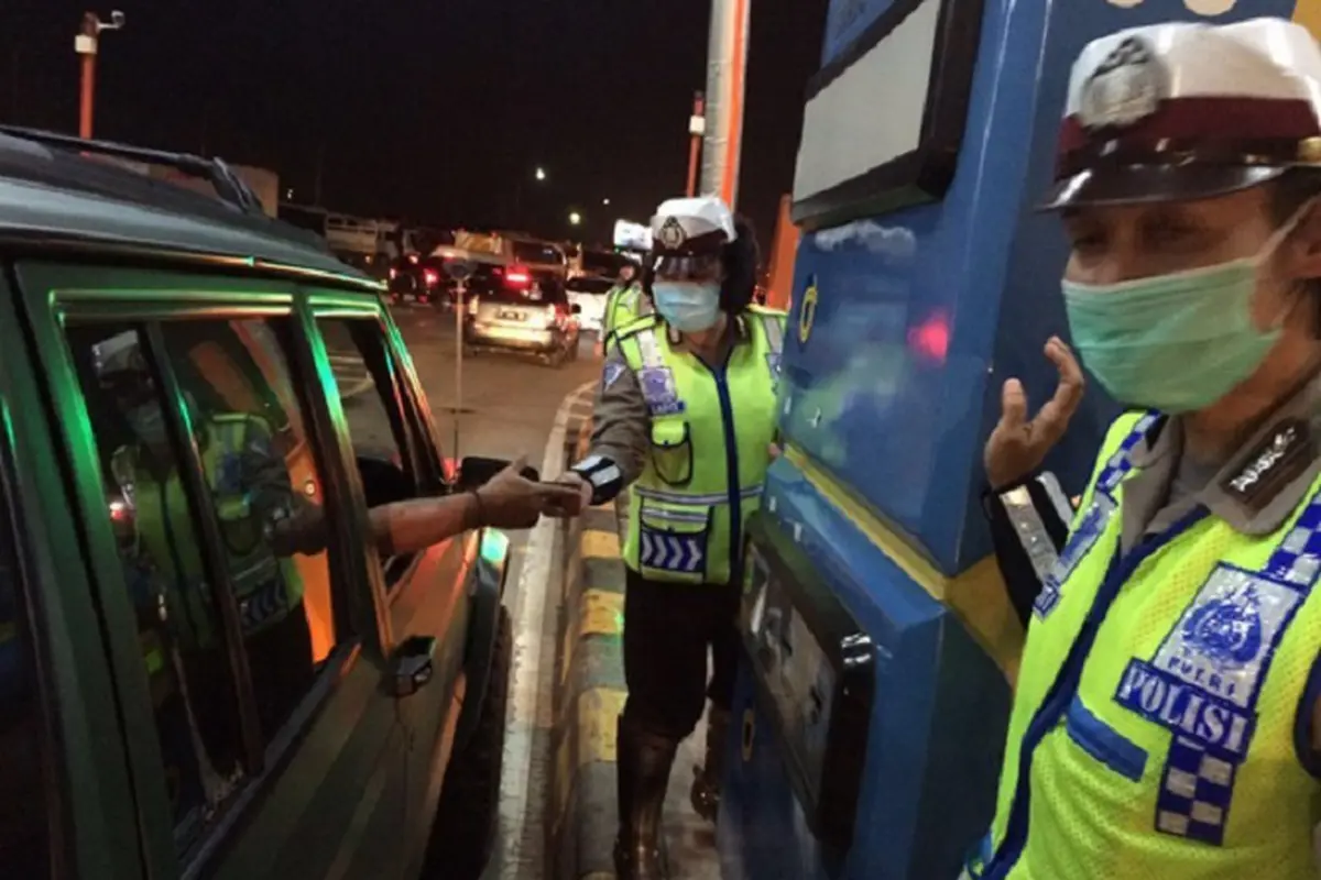 20160324-Urai-Kemacetan-Polwan-Bantu-Bagikan-Tiket-di-Gardu-Tol