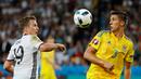 Bek Ukraina, Yevhen Khacheridi (kanan) berebut bola dengan gelandang Jerman, Mario Goetze di kualifkasi grup C Piala Eropa 2016 di Stadion Stade Pierre-Mauroy, Perancis, (12/6). Jerman menang atas Ukraina dengan skor 2-0. (REUTERS/Pascal Rossignol)