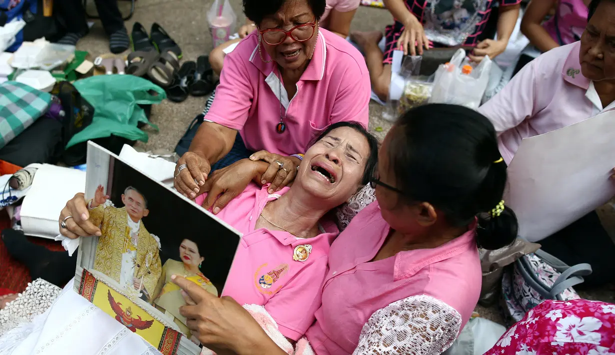 Kematian Raja Thailand Bhumibol Adulyadej di RS Siriraj membuat sejumlah warga menangis histeris, Bangkok, Thailand, Kamis (13/10). Bhumibol meninggal dunia pada usia 88 tahun, setelah sakit dalam beberapa tahun terakhir. (REUTERS / Chaiwat Subprasom)
