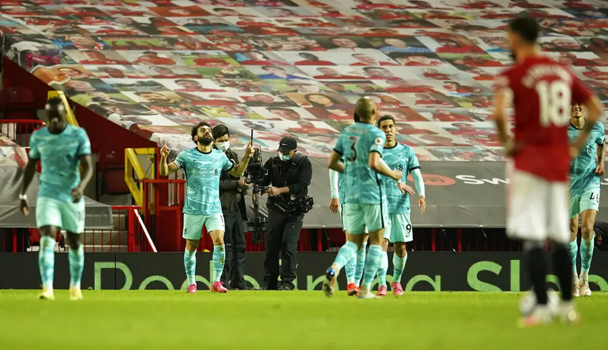 Pemain Liverpool Mohamed Salah melakukan selebrasi usai mencetak gol ke gawang Manchester United pada pertandingan Liga Inggris di Stadion Old Trafford, Manchester, Inggris, Kamis (13/5/2021). Liverpool melumat Manchester United 4-2. (AP Photo/Dave Thompson, Pool)