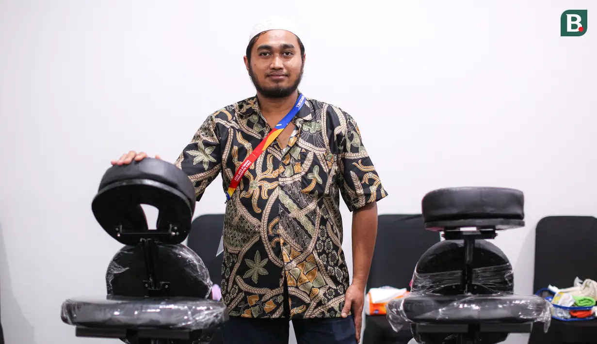 Slamet Budi Utomo merupakan salah satu tim terapis di Indonesia Arena, Senayan, Jakarta. Slamet bertugas sebagai penyedia layanan pijat gratis untuk media selama meliput Piala Dunia FIBA 2023. (Bola.com/Bagaskara Lazuardi)