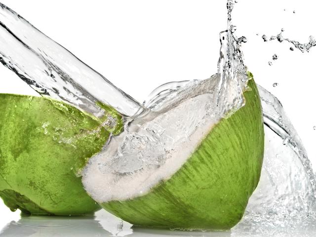 Manfaat Air Kelapa Hijau Untuk Ibu Hamil Muda