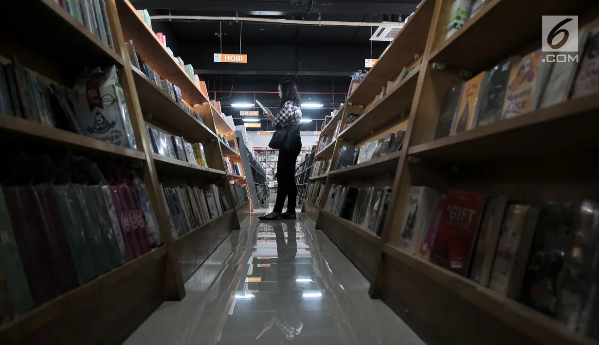 Pengunjung memilih buku di pasar buku Jakbook yang terletak di Pasar Kenari, Jakarta Pusat, Selasa (30/4/2019). Buku-buku yang dijual di Jakbook, baik lokal atau impor, lebih murah 30 persen dibanding harga di toko buku lain. (merdeka.com/Iqbal S. Nugroho)