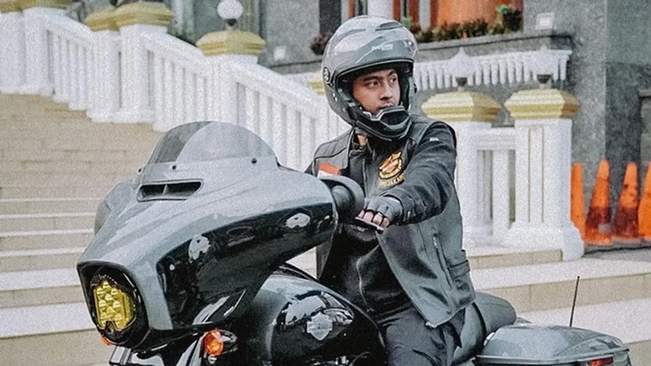 7 Potret Arya Saloka saat Touring dengan Moge, Curi Perhatian