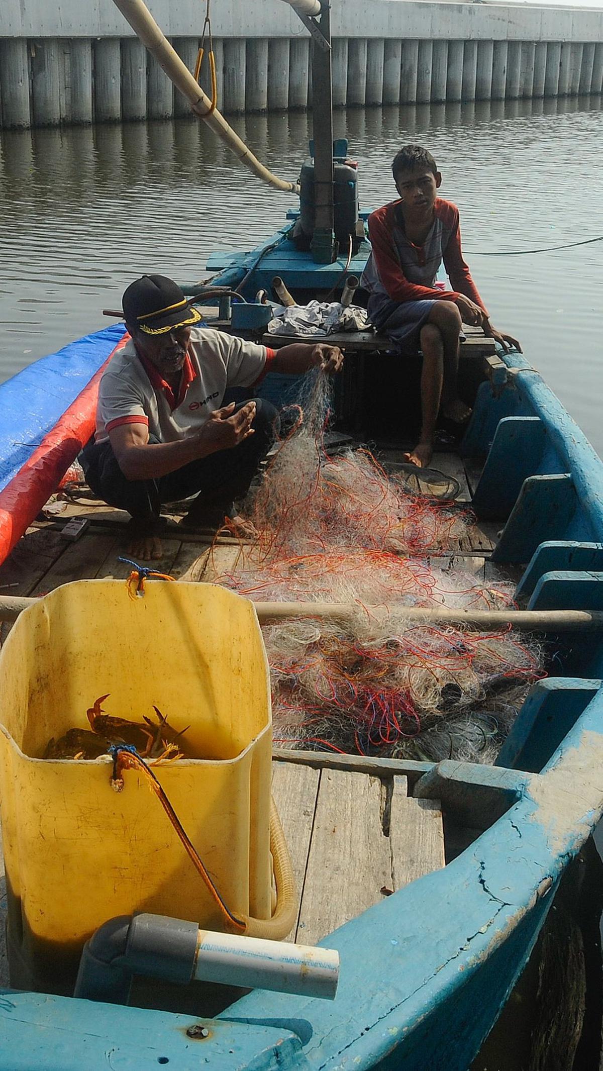Mereka mengeluhkan hasil tangkapannya berkurang 25 kilogram dari sebelumnya rata-rata sehari bisa mendapatkan berat 30 kilogram.
