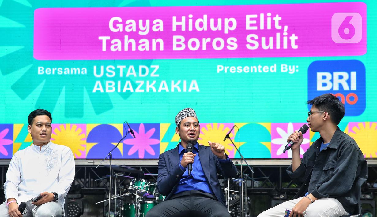 Pendakwah Muhammad Abi Azkakia atau biasa disebut Ustaz Abi (tengah) bersama Sales Area Manager Regional Office Jakarta 1 Bank Rakyat Indonesia, Andika Ibrahim saat talkshow menjelang waktu berbuka buka puasa pada gelaran KapanLagi Buka Bareng BRI Festival 2025 yang digelar di Plaza Parkir Timur Gelora Bung Karno, Senayan, Jakarta, Minggu (16/3/2025). (Liputan6.com/Angga Yuniar)
