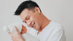 Sudah resmi menjadi seorang ayah, Fendy Chow kini sudah terlihat luwes saat menggendong buah hatinya. Saat sang istri melahirkan anak pertamanya pada Sabtu, 1 Oktober 2022 kemarin, ia pun setia menemani Stella Cornelia menjalani persalinan. (Liputan6.com/IG/@fendychow)