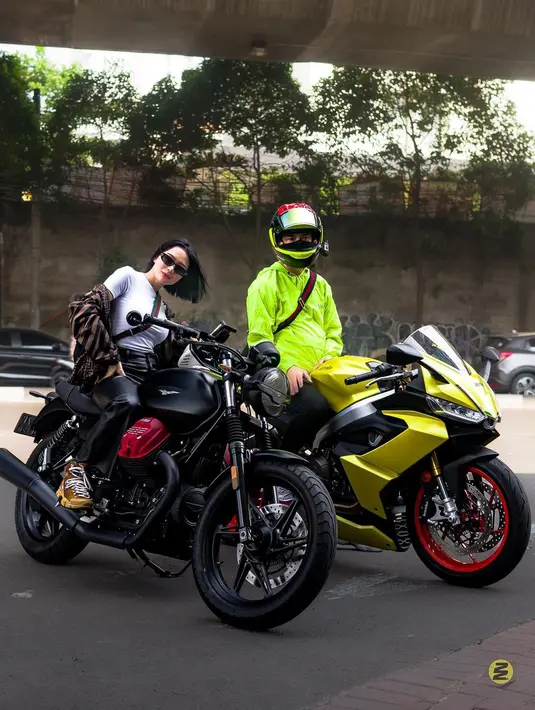 Selama ini, Wika Salim salah satu artis yang tak pernah gagal tampil stylish setiap penampilannya. Begitu juga saat riding atau motoran. Dalam motoran kali ini, Wika Salim tampak bersama sang kekasih, Max Adam Kamil. [Instagram/wikasalim]