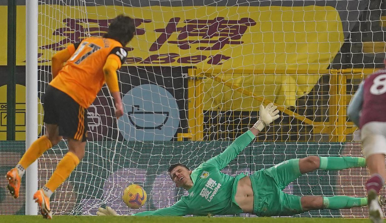 Striker Wolverhampton Wanderers, Fabio Silva, mencetak gol lewat eksekusi penalti ke gawang Burnley yang dikawal kiper Nick Pope, dalam laga lanjutan Liga Inggris pekan ke-14 di Turf Moor Stadium, Senin (21/12/2020). Wolverhampton kalah 1-2 dari Burnley. (AFP/Jon Super/Pool)