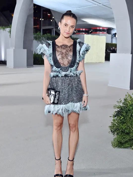 Kedua gaun tersebut merupakan koleksi Spring 2021 yang ditampilkan di runway Paris Fashion Week [Foto: Louis Vuitton]