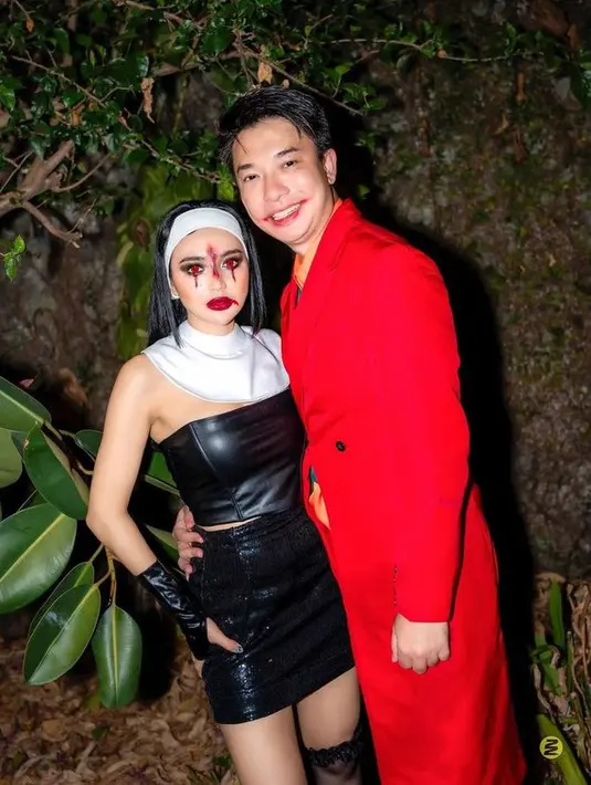 <p>Ternyata Wika Salim ditemani oleh kekasihnya, Max Adam. Ia terlihat tampil menjadi Joker yang diperankan oleh Joaquin Phoenix. [Foto: instagram.com/wikasalim]</p>