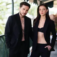 Nicola Peltz dan Brooklyn Beckham tampil maskulin dalam power suit hitam. Keduanya menghadirkan twist tersendiri yang menampilkan kesan stylish saat digunakan. [Foto: Instagram/ Nicola Peltz]