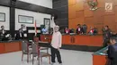 Terdakwa kasus ujaran kebencian Jon Riah Ukur (Jonru Ginting) meneriakkan takbir setelah sidang pembacaan vonis di PN Jakarta Timur, Jumat (3/2). Jonru divonis 1 tahun enam bulan penjara dan denda Rp50 juta juta (Liputan6.com/Herman Zakharia)