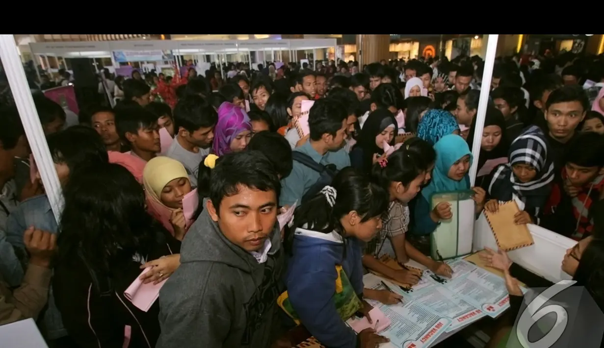 Sebanyak sembilan ribu lowongan kerja yang tersedia untuk bekerja di ratusan pabrik besar di Tangerang yang pada pameran bursa kerja tersebut, Tangerang, Jumat (22/8/2014) (Liputan6.com/Faisal R Syam) 