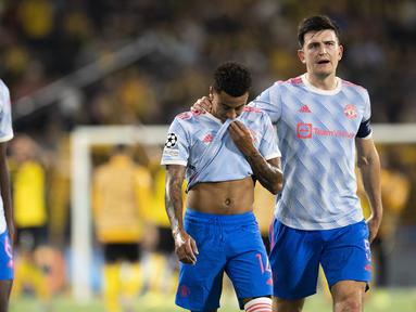 Manchester United menuai hasil buruk dalam laga matchday pertama Grup F Liga Champions 2021/2022 usai kalah 1-2 dari tuan rumah Young Boys, Selasa (14/9/2021). Kartu merah Aaron Wan Bissaka dan blunder Jesse Lingard jadi sumber malapetaka Setan Merah. (Keystone via AP/Peter Klaunzer)