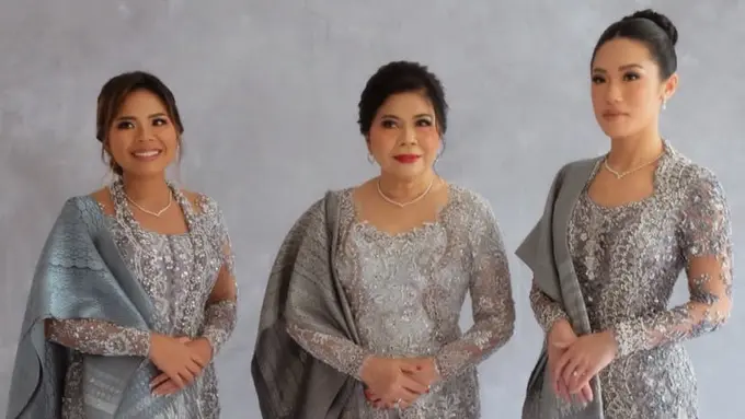 Istri, Putrinya Felicia Hutapea, dan Calon Menantu Hotman Paris Kompak Dibalut Kebaya Abu-Abu saat Upacara Lamaran Batak