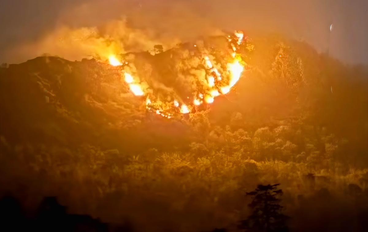 Kebakaran hutan di Gunung Bulu Saukang, Maros
