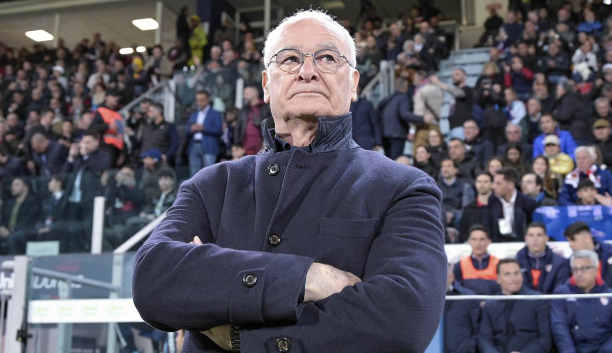 Pelatih Cagliari, Claudio Ranieri, mengamati permainan anak asuhnya saat melawan Juventus pada laga Liga Italia di Stadion Unipol Domus, Sabtu (20/4/2024). (Gianluca Zuddas/LaPresse via AP)