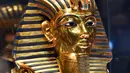 Topeng emas Raja Tutankhamun diperlihatkan di museum Mesir di Kairo, Rabu (16/12). Topeng bersejarah yang berusia 3.300 tahun itu ditunjukkan kepada wartawan setelah sebelumnya lebih dari dua bulan diperbaiki di bagian jenggotnya. (AFP/MOHAMED EL-SHAHED)