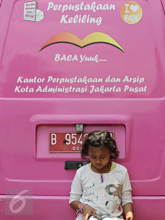 Anak-anak membaca buku yang disediakan perpustakaan keliling di kawasan Tanah Abang, Jakarta, Minggu (11/10). Keberadaan perpustakaan keliling untuk meningkatkan minat baca pada anak-anak. (Liputan6.com/Immanuel Antonius)