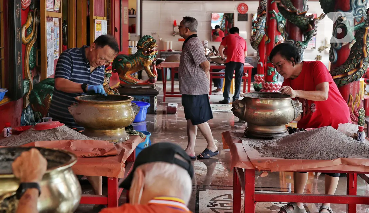 Ritual bersih-bersih ini rutin dilakukan setiap jelang perayaan Tahun Baru Imlek. (Liputan6.com/Angga Yuniar)