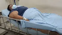 Pria obesitas 35 tahun berinisial E saat ini tengah menjalani perawatan intensif di ICU RSUD Kabupaten Tangerang, Banten. E dibawa ke rumah sakit lantaran mengalami lymphedema dengan obesitas.
