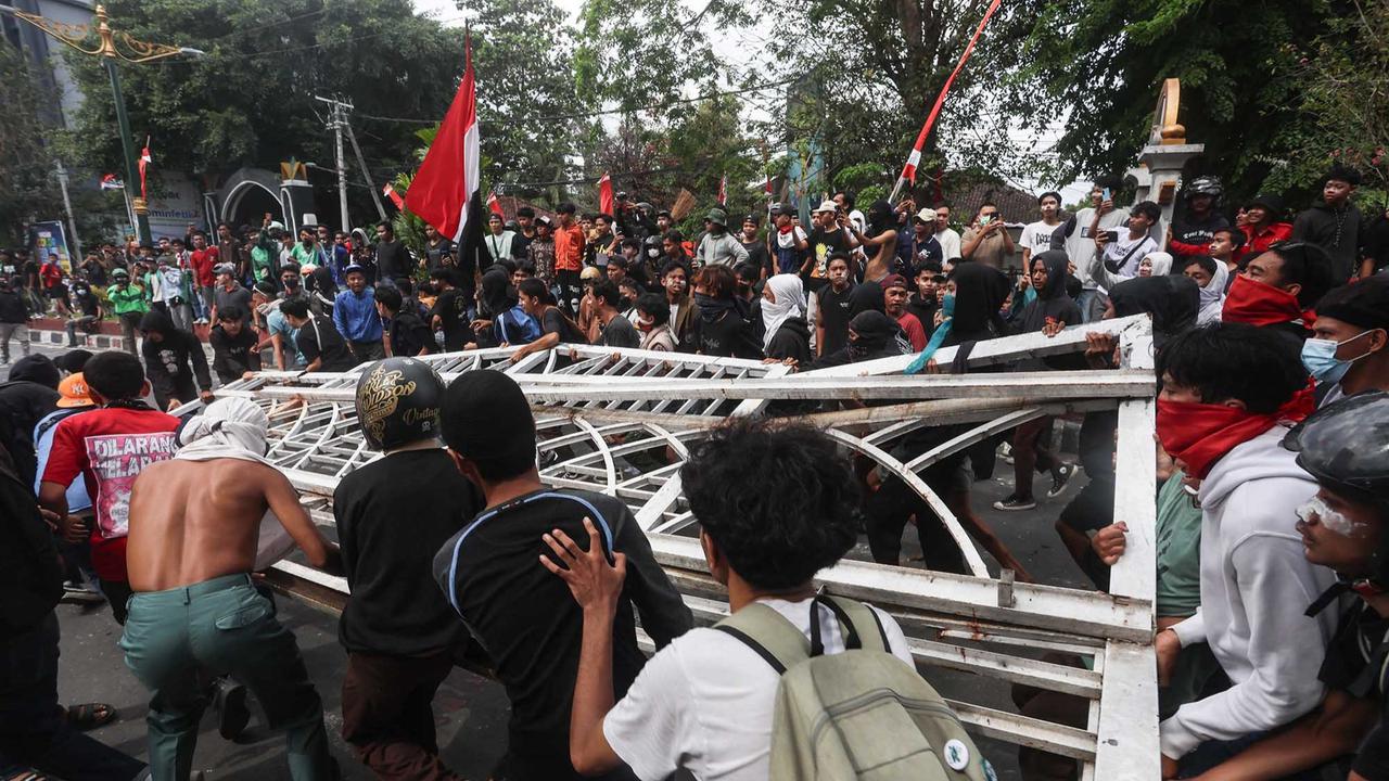 FOTO:  Gelombang Demo Meluas,  Gedung DPRD  di Lombok Dibakar & 22 Demonstran Ditangkap di Bali
